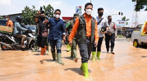 Tangani Banjir Rancaekek, Bupati Terjunkan Alat Berat