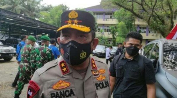 Dicopot,  Kapolres yang Istrinya Pamer Duit di Medsos