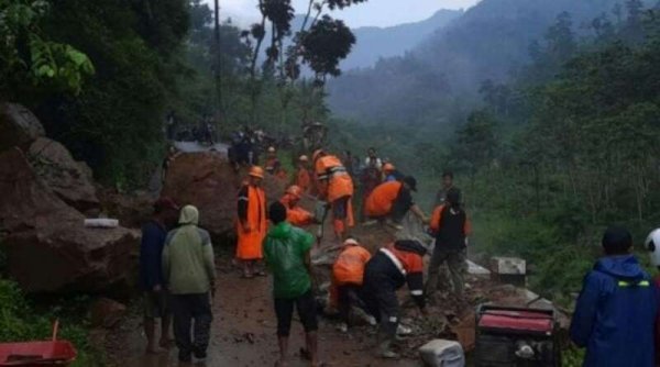 Tertimbun Longsor, Akses Jalan Cimahi-Bandung Barat Terputus