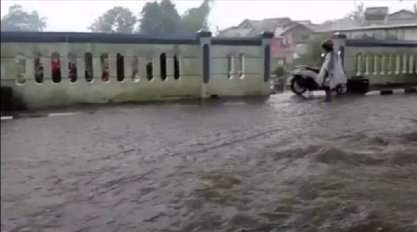 Banjir Terjang Kota Sukabumi, Sejumlah Permakaman Ikut Terendam