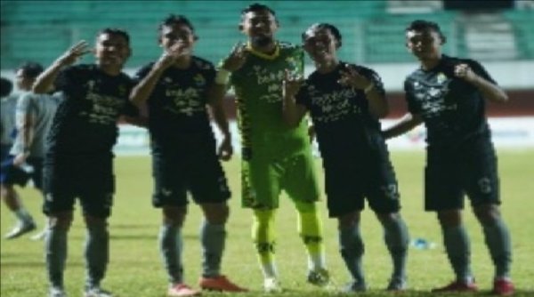 MAUNG BANDUNG: Eksis Jaga Kebugaran, Mereka Bermain Bulu Tangkis