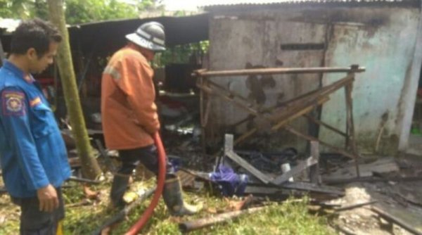 Isi Bensin di Dekat Kompor Menyala, Rumah Terbakar, Lukai Dua Orang