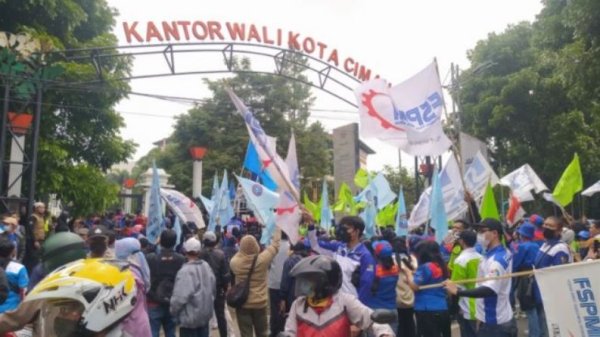 Minta Naik Gaji, Buruh Geruduk Kantor Wali Kota Cimahi