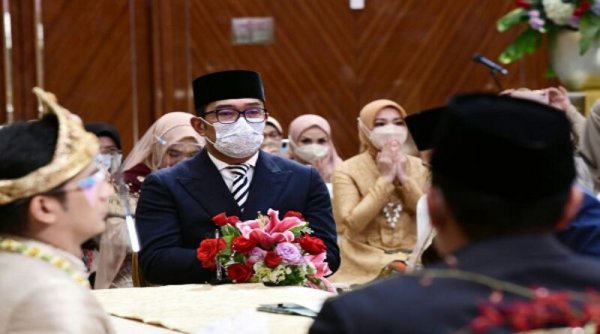 Ridwan Kamil Hadiahi Ria Ricis Pantun dan Lukisan