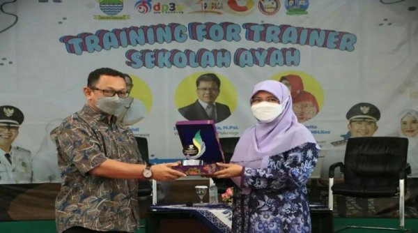 Agar 'Nyentrik', Para Ayah di Kota Bandung Ikuti Sekolah Ayah