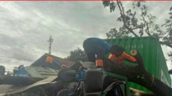 Pejalan Kaki dan Truk Tertimpa Pohon Tumbang di Jalan Raya Sukabumi