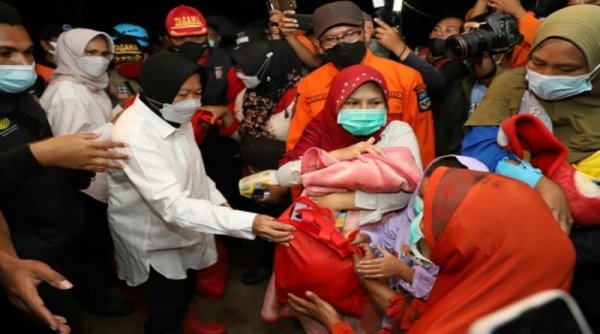 Mensos Risma Tinjau Lokasi Bencana di Kecamatan Sukawening