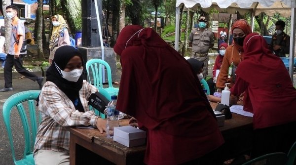 Geber Vaksinasi, RSUD Hj. Anna Lasmanah Berikan 600 Vaksin Sinovac dan Pfizer