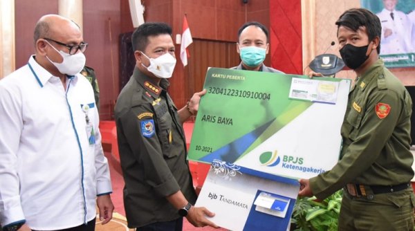 Bupati Bandung Berikan Kartu BPJS Ketenagakerjaan bagi Linmas