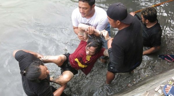 Dikejar Polisi Pelaku Narkoba Ceburkan Diri ke Sungai