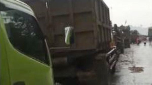 Gara-gara BBM untuk Loader Habis, Puluhan Truk Sampah Tertahan di TPA Sarimukti
