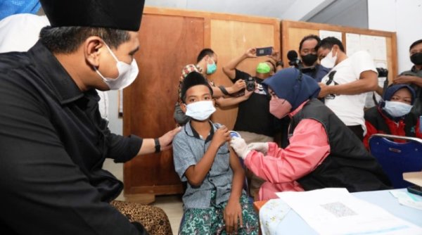 Santri Ponpes Al-Hikmah Blora ini Malu-malu Saat akan Divaksin di Depan Wagub Taj Yasin