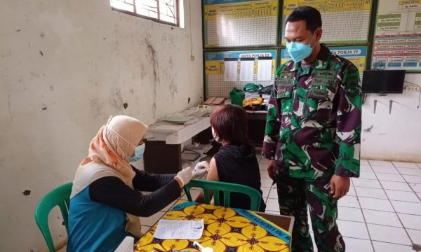 Kejar Target, Babinsa Dampingi Warga Vaksinasi