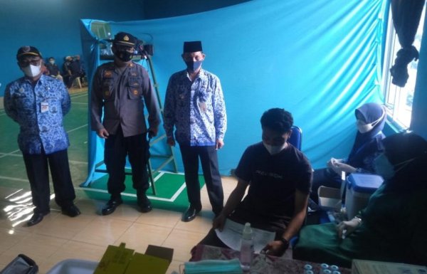 Babinsa Bersama Bhabinkamtibmas Gencarkan Vaksinasi Warga Jambangan