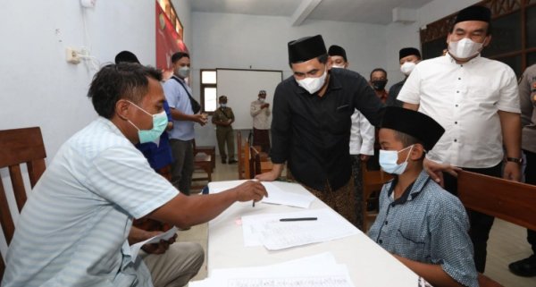Cek Vaksinasi di Ponpes, Taj Yasin Dampingi Santri Disuntik Vaksin