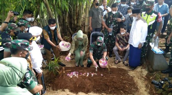 Jenderal Dudung Abdurahman dan Isteri Datangi Rumah Duka dan Ziarah ke Korban Tabrak Lari Oknum TNI