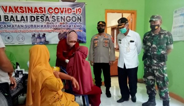 Tinjau Vaksinasi Covid-19, Muspika Subah Motivasi Petugas Medis