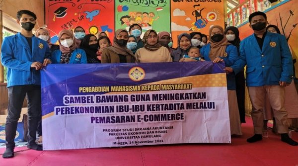 Mahasiswa Unpam Berikan Pelatihan Usaha untuk Ibu-Ibu di Desa Suradita