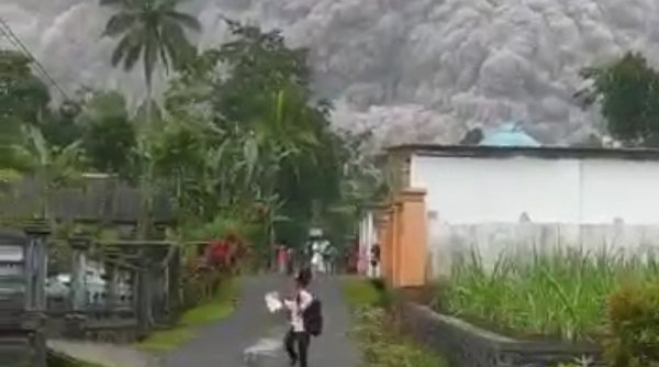 BREAKING NEWS | Allohu Akbar! Warga Berlarian, Gunung Semeru di Lumajang Jawa Timur Meletus