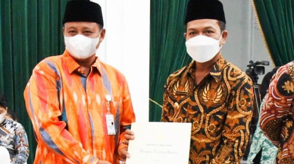 Peringati HDI, Bupati Bandung Terima Penghargaan dari Gubernur Jabar