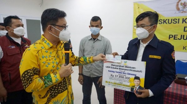Salurkan Bantuan Modal Usaha, Ace Hasan: Pergunakan Sebaik-Baiknya