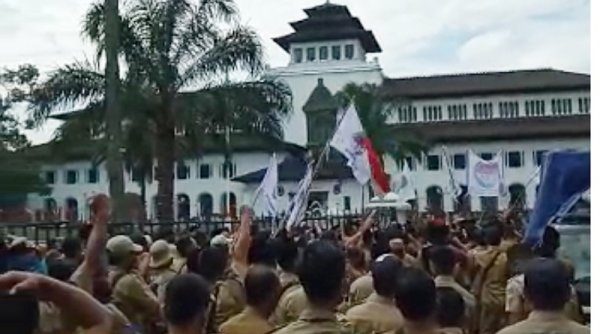 Sampaikan Tiga Tuntutan, Ratusan Perangkat Desa Unjuk Rasa di Depan Kantor Gubernur Jabar