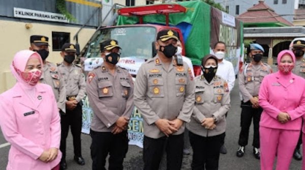 Polres Pelabuhan Tanjung Perak Distribusikan Bantuan kepada Pengungsi Erupsi Semeru