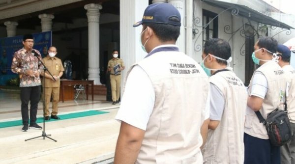 Bupati Sidoarjo Beri Bantuan Medis dan Makanan untuk Pengungsi Erupsi Semeru