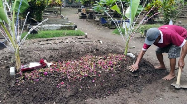 Banyak Pelayat Datang, Makam NW Sempat Ambles