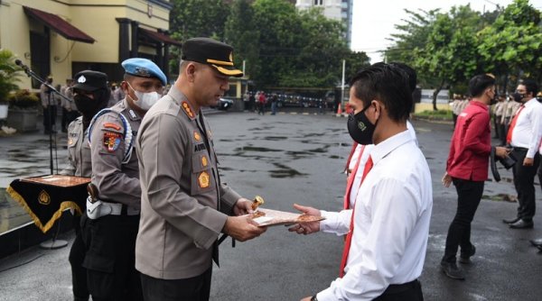 VISITIZEN | Kapolrestabes Bandung Berikan Penghargaan Kepada Anggota Berprestasi