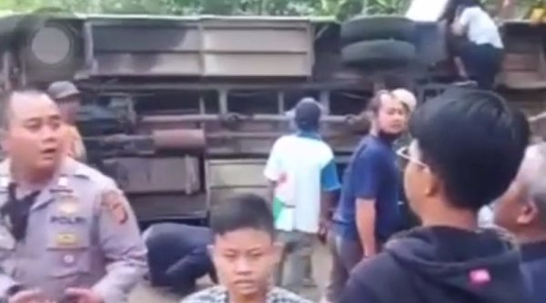 Bus Pariwisata dari Jakarta Terguling di Ciwidey