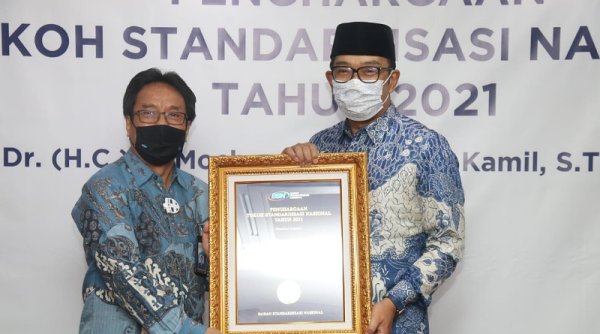 Ridwan Kamil Dinobatkan Sebagai Tokoh Standarisasi Nasional 2021