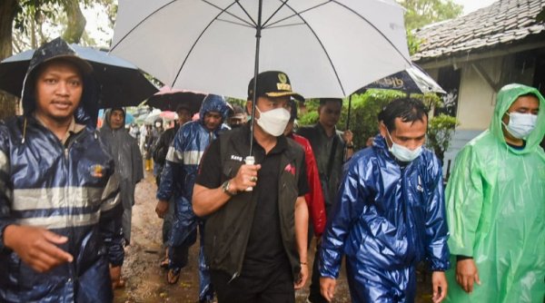 Hujan-hujan Kang DS Tinjau Langsung Banjir Cileunyi Wetan