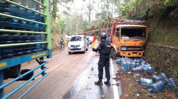 Membahayakan dan Merugikan Negara, Sudah Saat Truk AMDK Ditertibkan