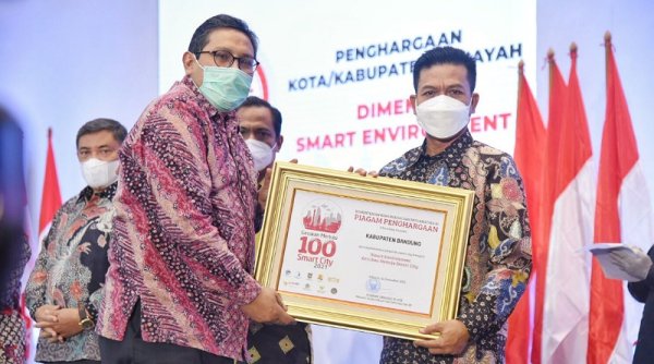 Bupati Dadang Supriatna Raih Penghargaan Gerakan Menuju 100 Smart City