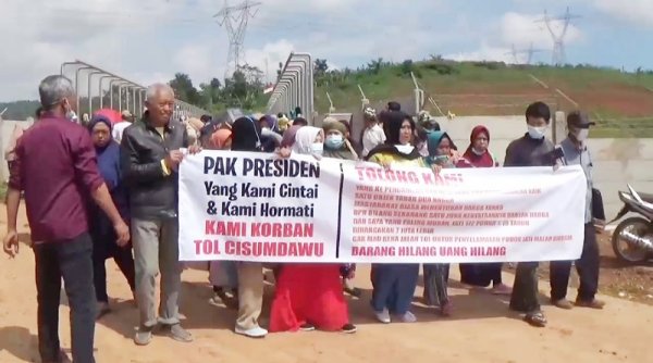 Akses Jalan Proyek Tol Cisumdawu Ditutup Warga dari 7 Desa