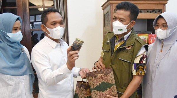 Bupati DS Salurkan Bantuan Erupsi Semeru Senilai Rp. 416 Juta