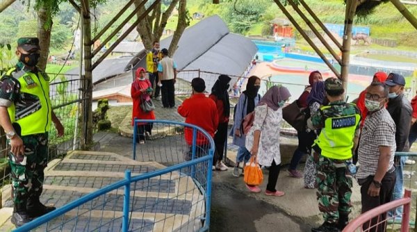 PAM PPKM, Danramil Wanayasa Terjunkan 2 Personil Himbau Prokes di Obyek Wisata