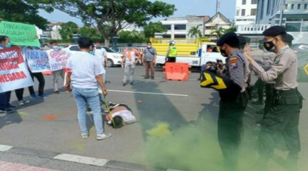 Mahasiswa "Geruduk" Mapolrestabes Surabaya, Ada Apa?