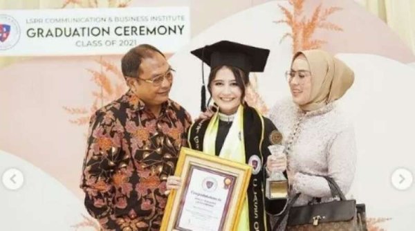 Jadi Lulusan Terbaik, Perjuangan Prilly Latuconsina   Penuh Air Mata