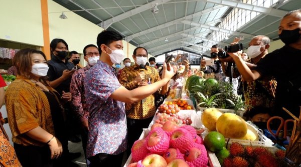 Gibran Resmikan "Pasar Senggol", Transaksi non-Tunai pun Diberlakukan