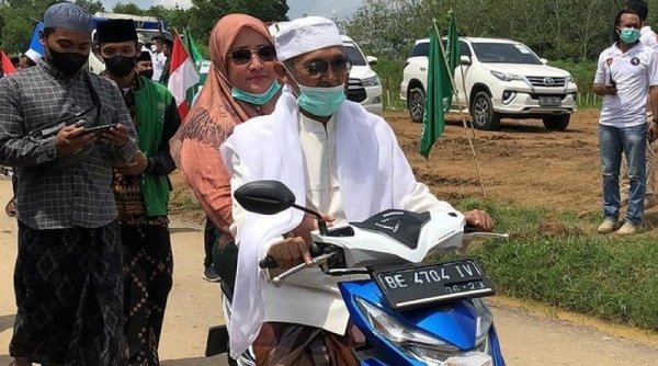 Pengasuh Pesantren Lirboyo Datang ke Lokasi Muktamar NU Bonceng Istri Naik Motor