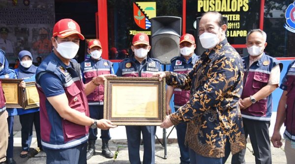 Bupati Kukuhkan 100 Relawan Redkar Bedas Siaga