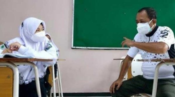 Pemkot Surabaya Pastikan Distribusi Seragam Sekokah Gratis untuk Siswa SD dan SMP Keluarga MBR