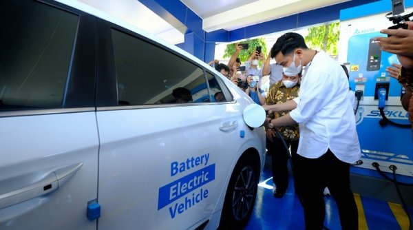 Gibran Ajak Masyarakat Beralih ke Mobil Listrik. Ini alasannya