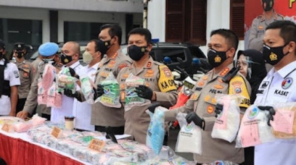 Polrestabes Surabaya Gagalkan Peredaran Sabu untuk Pesta Tahun Baru, dari 8 Tersangka Satu Diantaranya Orang Bandung