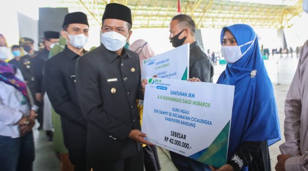 Meninggal Saat Bertugas, Pemkab Serahkan Santunan Bagi Ahli Waris Guru Ngaji
