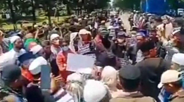 Ratusan Pendukung Habib Bahar bin Smith Memadati Gerbang Masuk Mapolda Jabar