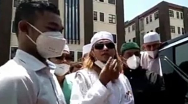 Habib Bahar bin Smith Datang ke Polda Jabar Didampingi Istrinya