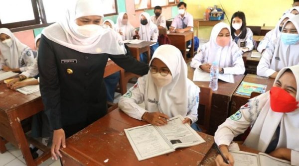 Gubernur Jatim Khofifah Indar Parawansa Tinjau Langsung PTM di Gresik